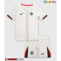 Otroške Nogometnih dresov Chelsea Gostujoči 2025-26 Kratki rokavi (+ hlače)